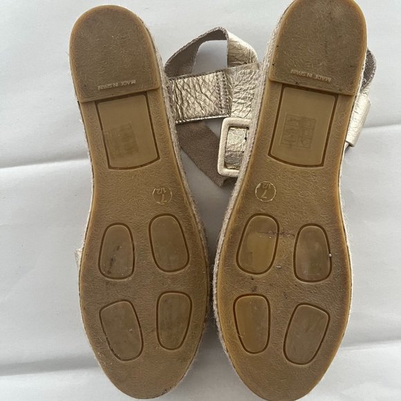 COPY - GOLD SANDALS - SAKS FIFTH AVENUE - Picture 3 of 6